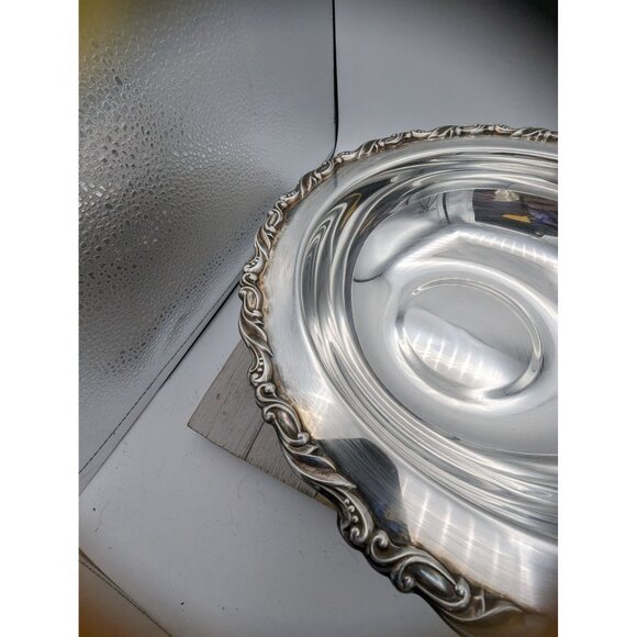 Wm A Rogers By Oneida Ltd Silversmiths 10” Dish Pedestal Bowl w/ Lid Etched - Picture 7 of 12